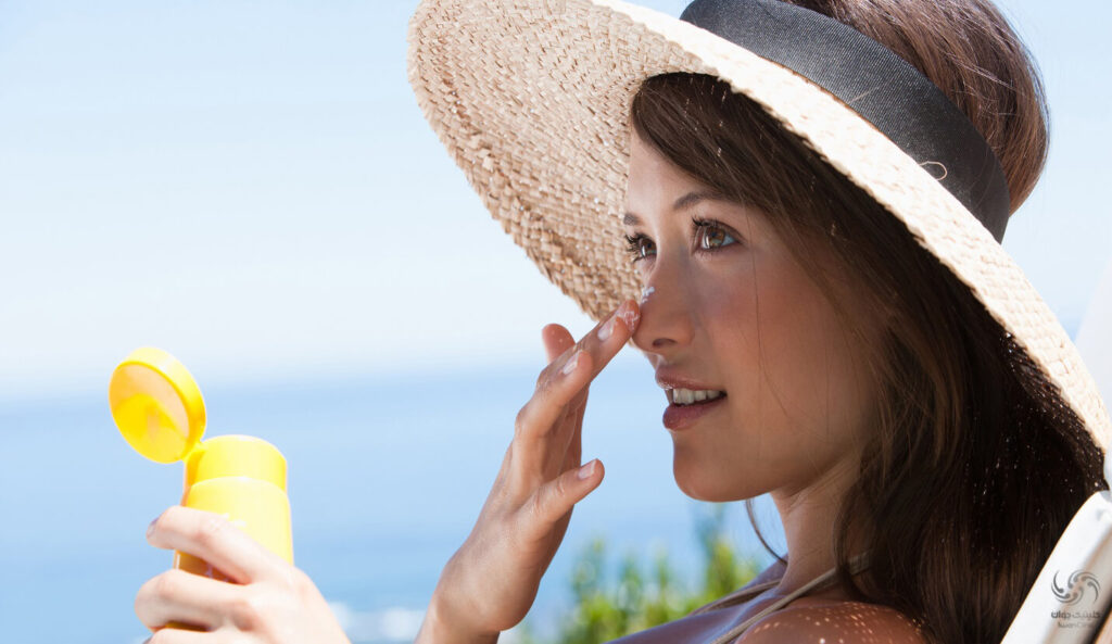 یکی از راه های پیشگیری از سرطان پوست استفاده از کرم ضد آفتاب با SPF 50 یا بالاتر است.