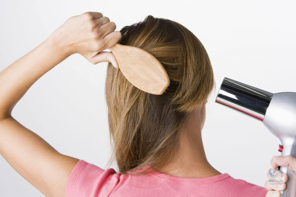 کمتر از وسایل حرارتی برای خشک کردن و حالت دادن موهای خود استفاده کنید.