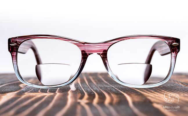 لنزهای دو کانونی دید فرد را هم برای دور و هم برای نزدیک در یک عینک اصلاح می کند.