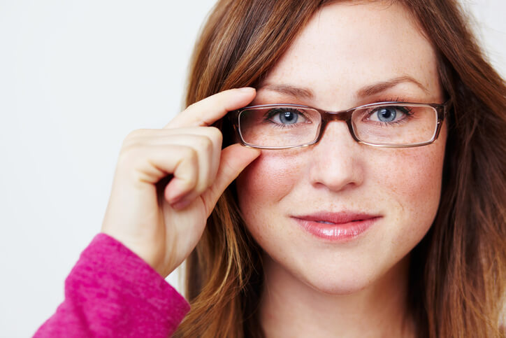 لیزر چشم و یا لیزیک بهتر است قبل از جراحی رینوپلاستی انجام شود تا بیمار بعد از عمل نیازی به عینک نداشته باشد.