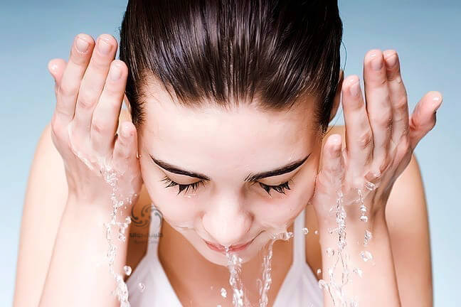 یکی از راه های کنترل چربی پوست شستن صورت دو بار در روز است.