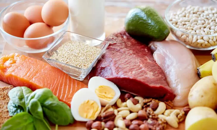 ویتامین B12 (کوبالامین) در ماهی، جگر، گوشت قرمز، مرغ، تخم مرغ یافت می شود.