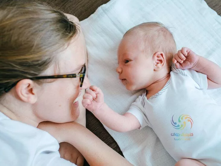 رشد بینایی نوزاد در یک ماهگی به صورتی است که می تواند والدین را از نزدیک تماشا کند.