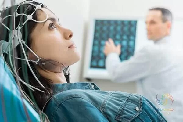 الکتروانسفالوگرافی از الکترودها متصل به پوست سر برای ثبت فعالیت مغز استفاده می کند.