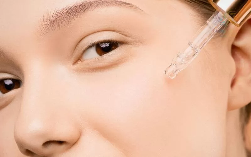 اسید ماندلیک یکی دیگر از اسیدهای آلفا هیدروکسی است که نقش موثری در صاف شدن پوست صورت دارد.